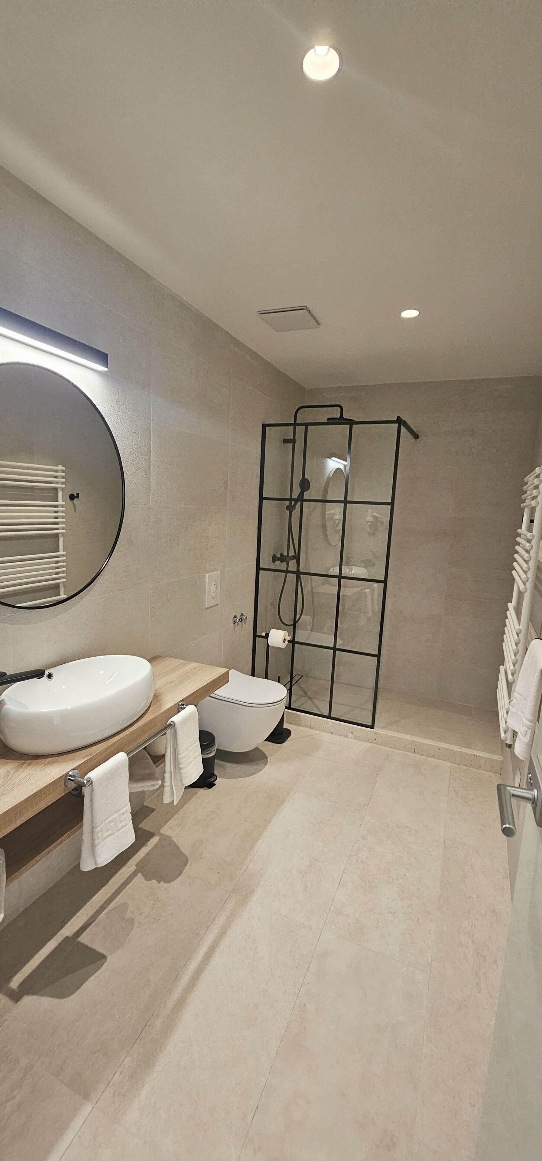 Chambre Double Classique, vue mer | Salle de bain | Douche, sèche-cheveux, chaussons, serviettes fournies