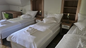 经济三人房, 3 张单人床, 私人浴室 | 客房内保险箱、特色家居、笔记本电脑工作区、遮光窗帘