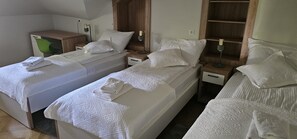 Economy Triple Room, 3 Single Beds, Private Bathroom