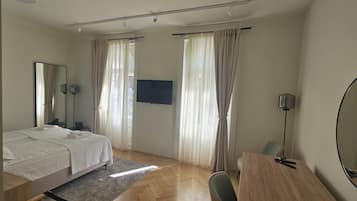 Quarto casal, vista para o mar | Cofres nos quartos, espaço de trabalho para notebook, cortinas blackout