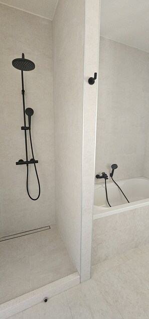 Classic-Doppelzimmer, Meerblick | Badezimmer | Dusche, Haartrockner, Hausschuhe, Handtücher