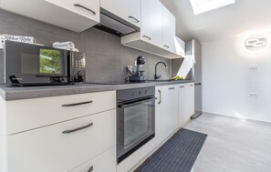 Fridge, oven, stovetop, dishwasher