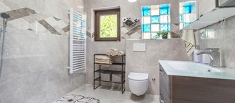 Awesome home in Sezana