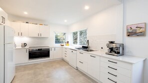 Mikrobølgeovn, ovn, kokeplater og oppvaskmaskin