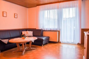 Tv, pejs, dvd-afspiller, bordtennisbord