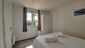 2 bedrooms, travel crib, internet, bed sheets