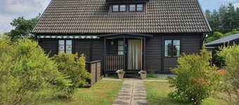 Villa mit offenem Kamin und großem Grundstück, 5 Minuten vom Meer entfernt