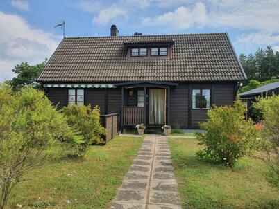 Villa w open fireplace and big plot 5 min from the sea