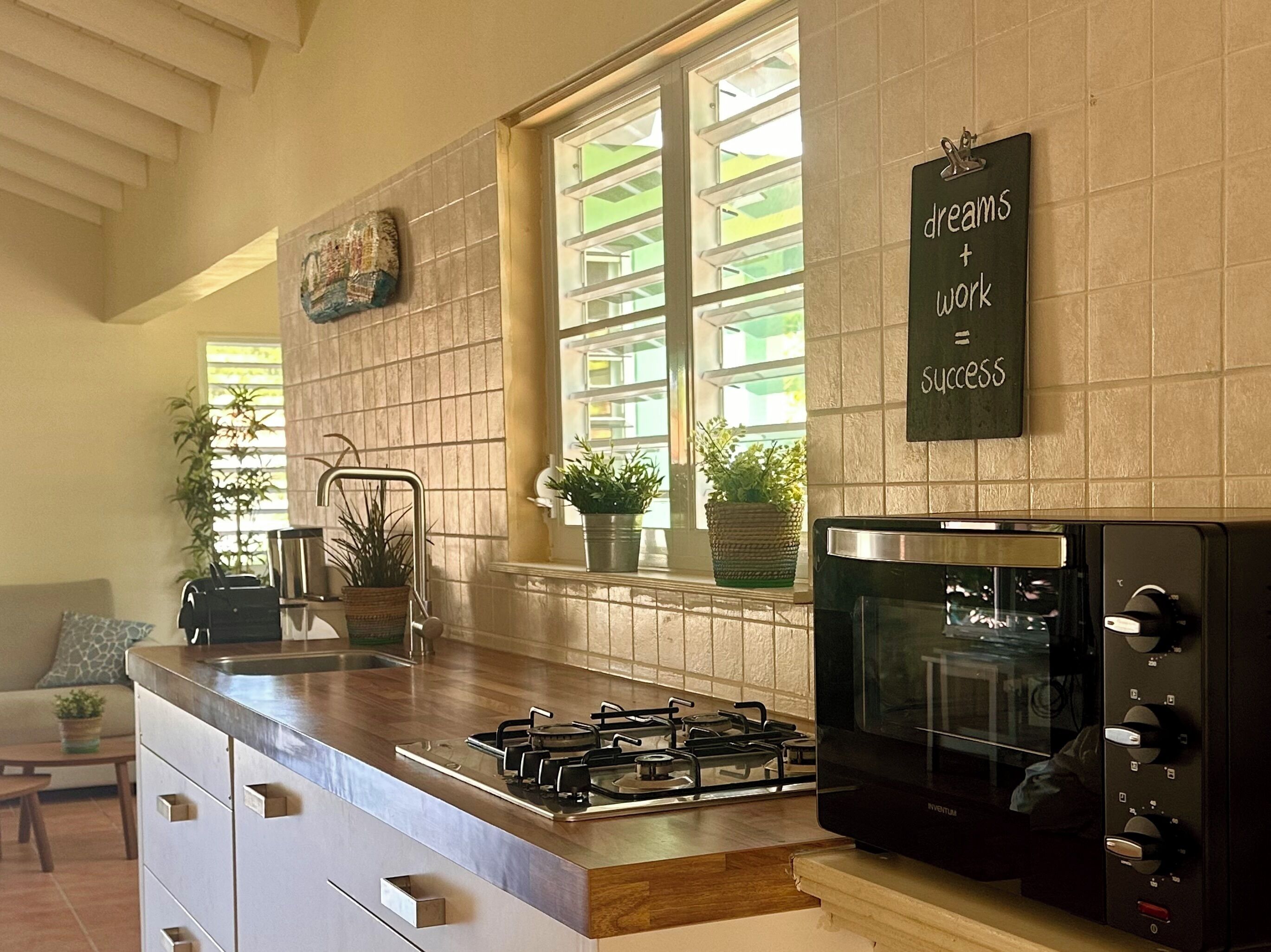 Jääkaappi, mikroaaltouuni, liesi, astianpesukone