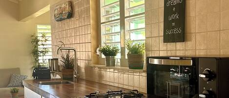 Fridge, microwave, stovetop, dishwasher