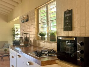 Een koelkast, een magnetron, een kookplaat, een vaatwasser