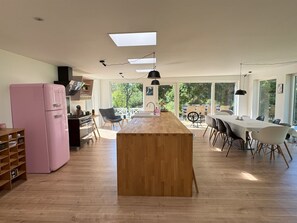 Fridge, dishwasher, cookware/dishes/utensils