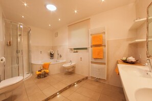 Haartrockner, Bidet, Handtücher, Seife