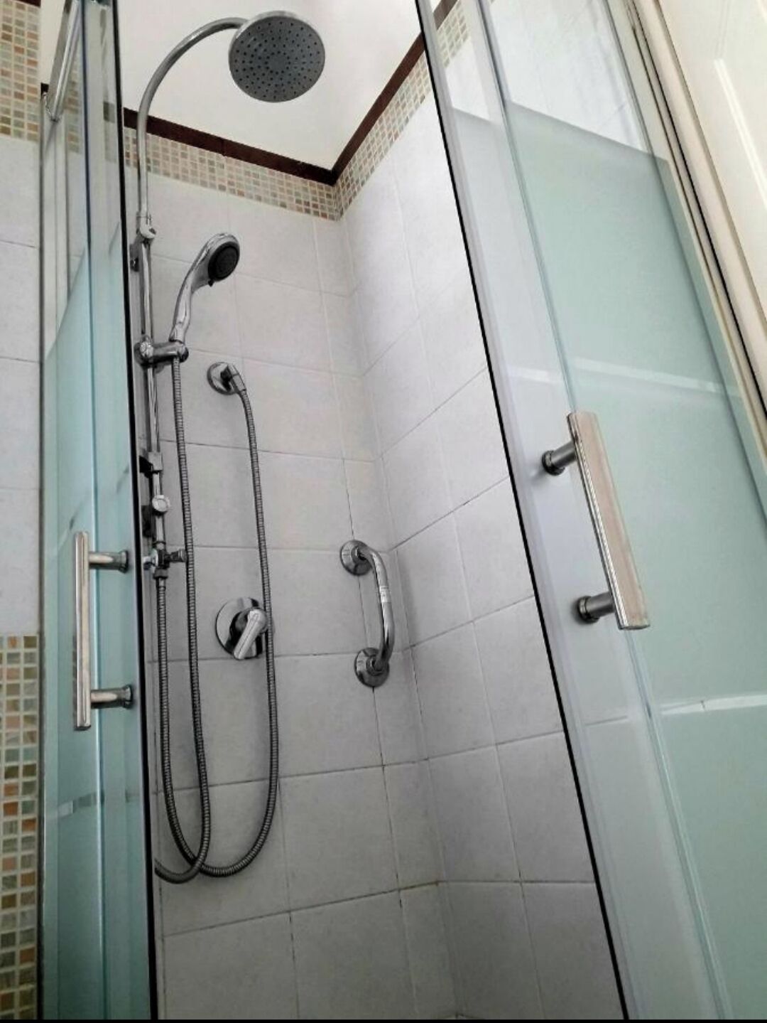 Douche, sèche-cheveux, bidet, serviettes fournies