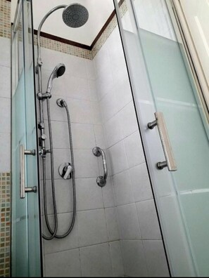 Ducha, secador de pelo, bidet, toallas