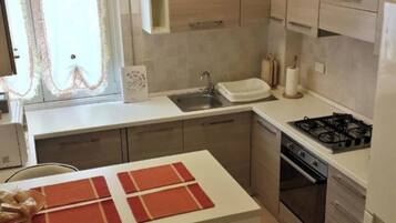 Frigorifero, microonde, forno, piano cottura