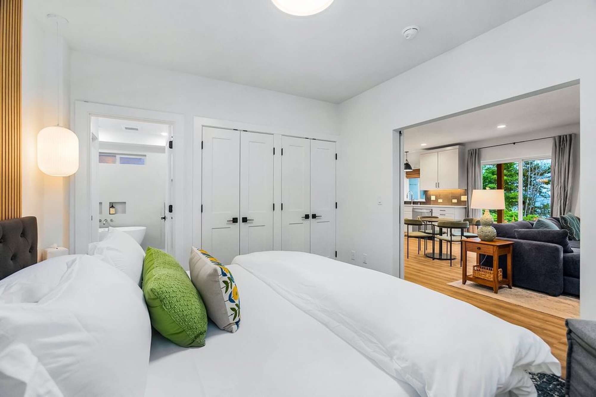 Une chambre d’hôtel avec un lit, un bureau, un canapé et une vue sur l’extérieur.