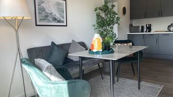 Fernseher, Tischtennisplatte, Bücher