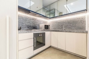 Kühlschrank, Mikrowelle, Ofen, Herdplatte