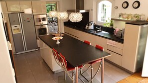 Micro-ondes, four, plaque de cuisson, lave-vaisselle