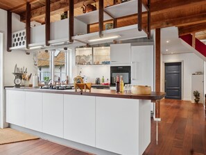 Een koelkast, een microgolfoven, een oven, een vaatwasser