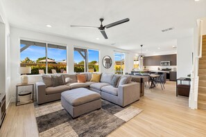 Smart TV, chimenea y tenis de mesa
