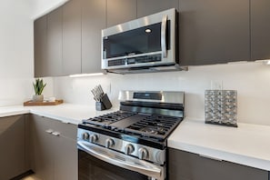 Refrigerador, microondas, horno y parrilla de estufa