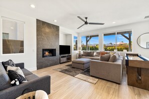Smart TV, chimenea y tenis de mesa