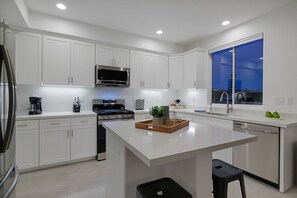 Refrigerador, microondas, horno, placa de cocina