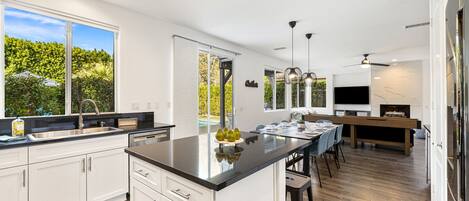 Frigorifero, microonde, forno, piano cottura