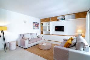 TV - Villa Grand Pool Terrace by Casasol (Nerja)