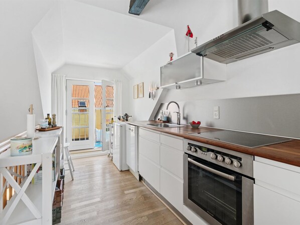Fridge, dishwasher, cookware/dishes/utensils