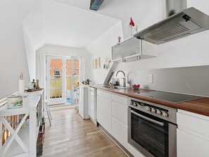 Kjøleskap, oppvaskmaskin og kjøkkenutstyr