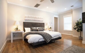 4 bedrooms, iron/ironing board, WiFi, bed sheets