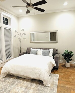 4 bedrooms, iron/ironing board, WiFi, bed sheets