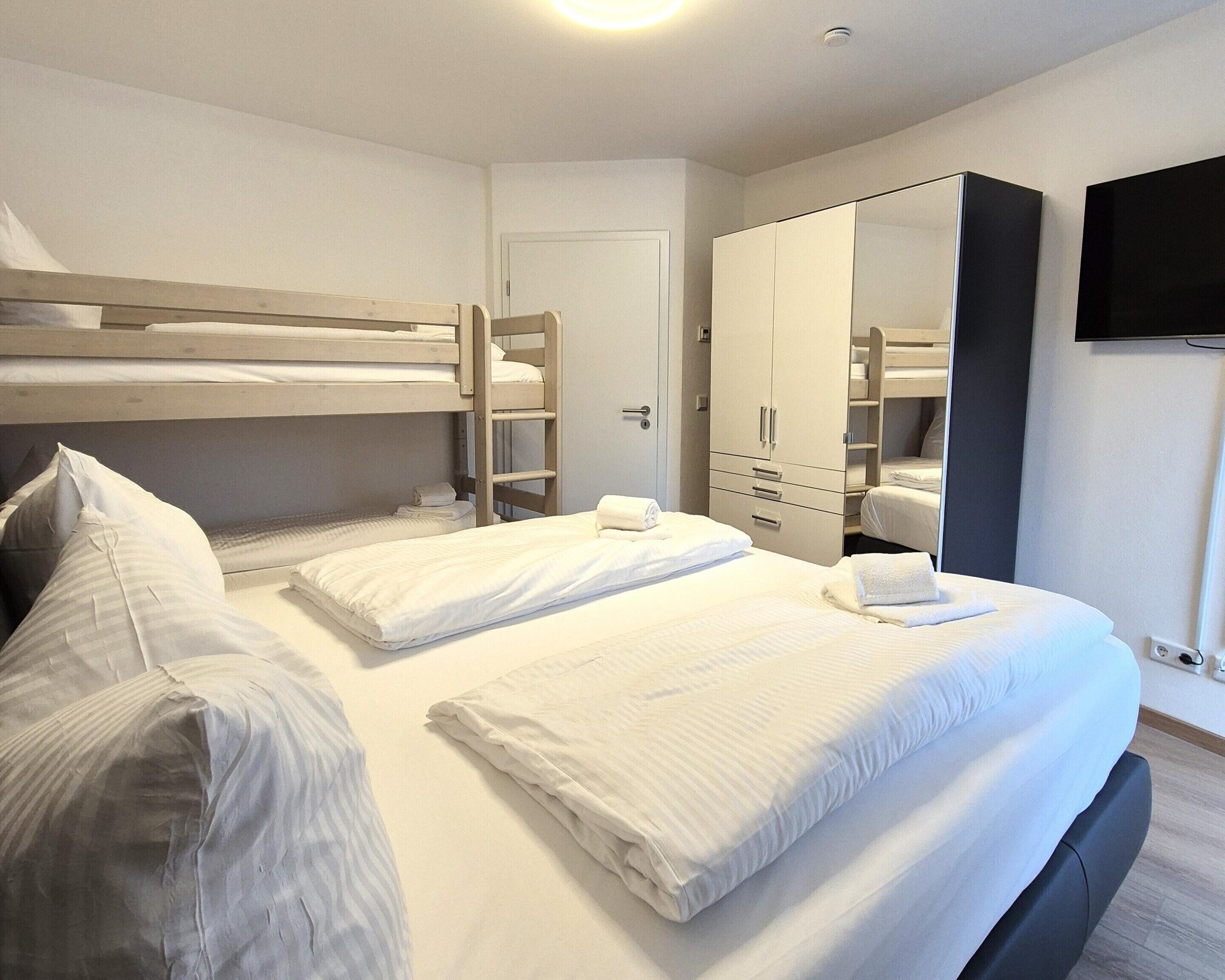 3 habitaciones, muebles diferentes y ropa de cama 