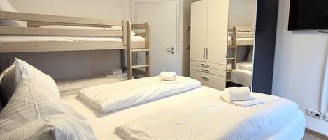 3 habitaciones, muebles diferentes y ropa de cama