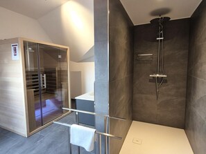 Apartment | Bathroom | Towels - Apartment in Winterberg With Sauna & Ski Access (Winterberg)