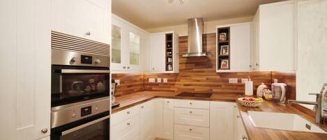 Micro-ondes, four, plaque de cuisson, lave-vaisselle