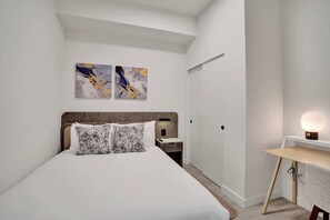 1 habitación, tabla de planchar con plancha, cuna de viaje y wifi 