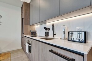 Een koelkast, een microgolfoven, een oven, een kookplaat