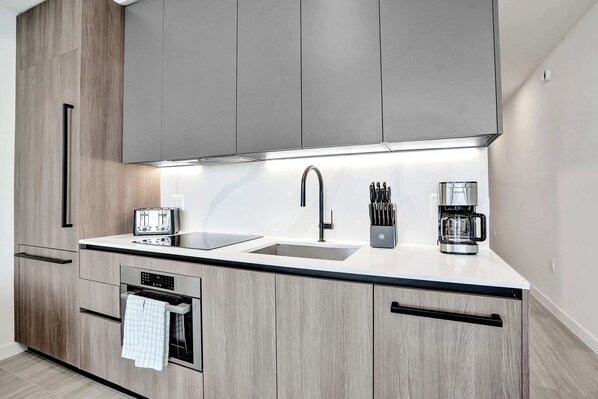 Kylskåp, mikrovågsugn, ugn och spishäll