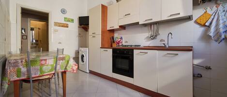 冷蔵庫、オーブン、コンロ、調理器具と食器