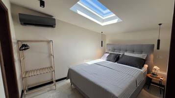 Caja de seguridad en la habitación y tabla de planchar con plancha