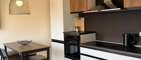 Een koelkast, een oven, een kookplaat, een vaatwasser