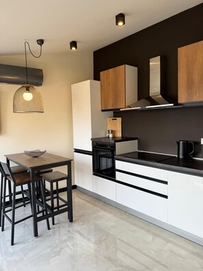 Fridge, oven, stovetop, dishwasher