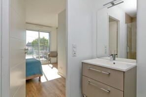 1 slaapkamer, een strijkplank/strijkijzer, wifi