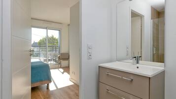 1 slaapkamer, een strijkplank/strijkijzer, wifi