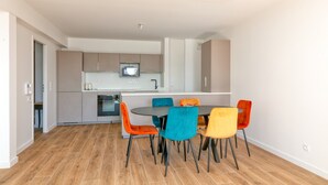A modern kitchen with a microwave, oven, and built-in cabinets. - Apartment 'Port Lin Near the Ocean' with Balcony and Wi-Fi (Le Croisic)