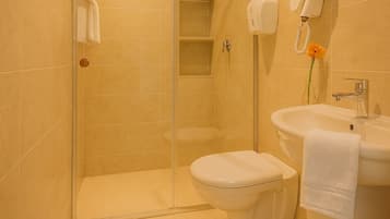 Een hydromassagedouche, designer toiletartikelen, een haardroger